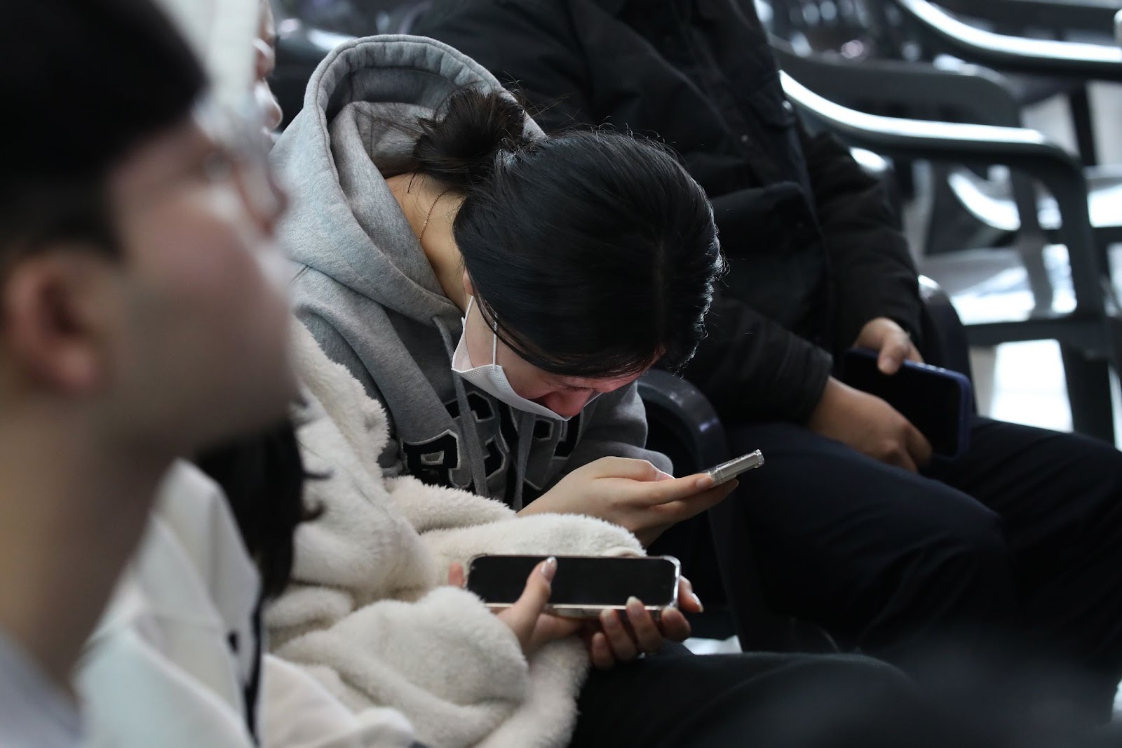 A distressed relative of a passenger on the Jeju Air Flight 7C2216 at Muan International Airport on December 30, 2024, in Muan-gun, South Korea. | Source: Getty Images