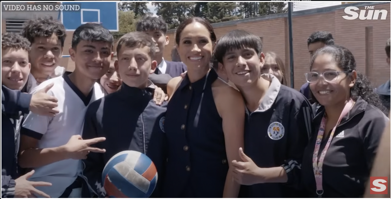 Meghan Markle visita a local charter school, Colegio Cultura Popular, in Bogota, Colombia, from a YouTube video dated August 16, 2024 | Source: Youtube/@thesun