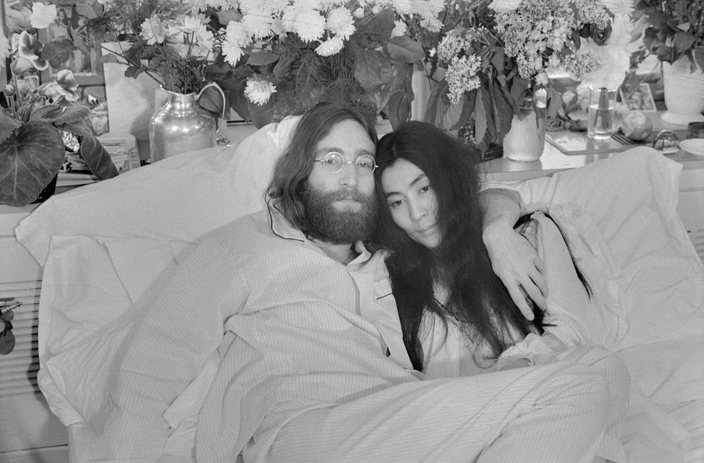 Beatle John Lennon und Yoko Ono, seine dreimonatige Braut, posieren im Bett, als dieses Foto im Juni 1969 in Montreal aufgenommen wurde. | Quelle: Getty Images