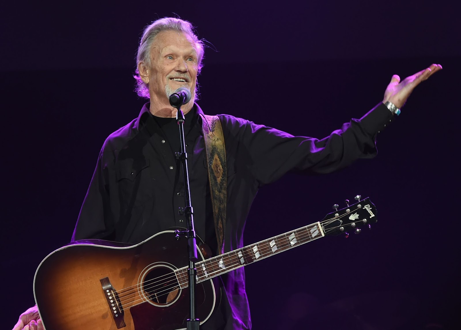 Kris Kristofferson performing during NSAI 50 Years of Songs on September 20, 2017, in Nashville, Tennessee. | Source: Getty Images