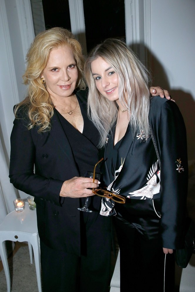 Sylvie Vartan et sa fille Darina Scotti-Vartan assistent au Dîner après le spectacle de Sylvie Vartan à l'Olympia, le 16 septembre 2017 à Paris, France. | Photo : Getty Images