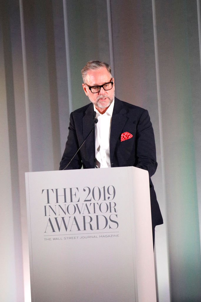 Madison Cox parle sur scène lors de la WSJ. Magazine 2019 Innovator Awards parrainé par Harry Winston et Rémy Martin au MOMA le 06 novembre 2019 à New York. | Photo : Getty Images Madison Cox parle sur scène lors de la WSJ. Magazine 2019 Innovator Awards parrainé par Harry Winston et Rémy Martin au MOMA le 06 novembre 2019 à New York. | Photo : Getty Images