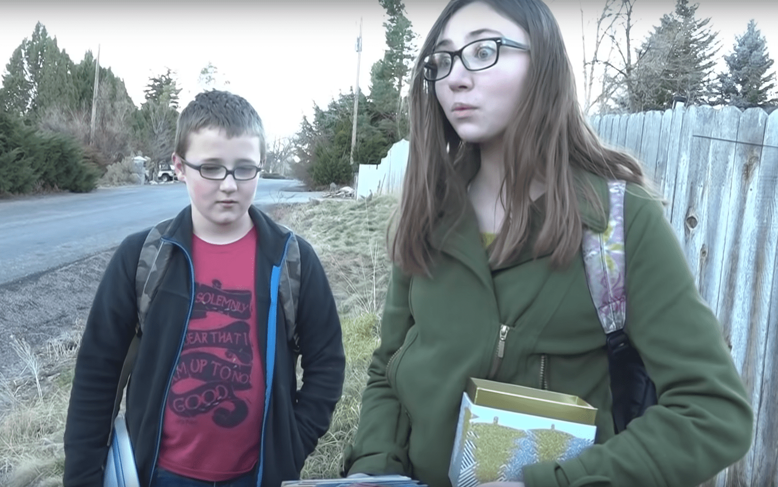 Emily y su hermano, Henry, se ven confundidos al ver a los tres duendes de East Idaho News. | Foto: Youtube.com/East Idaho News