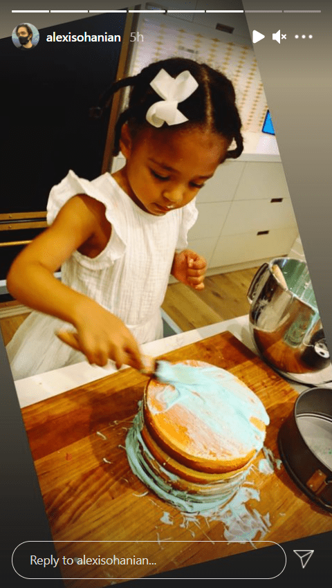 Olympia Ohanian enjoys making pancakes at home, December 2020. | Photo: Instagram/Alexis Ohanian.