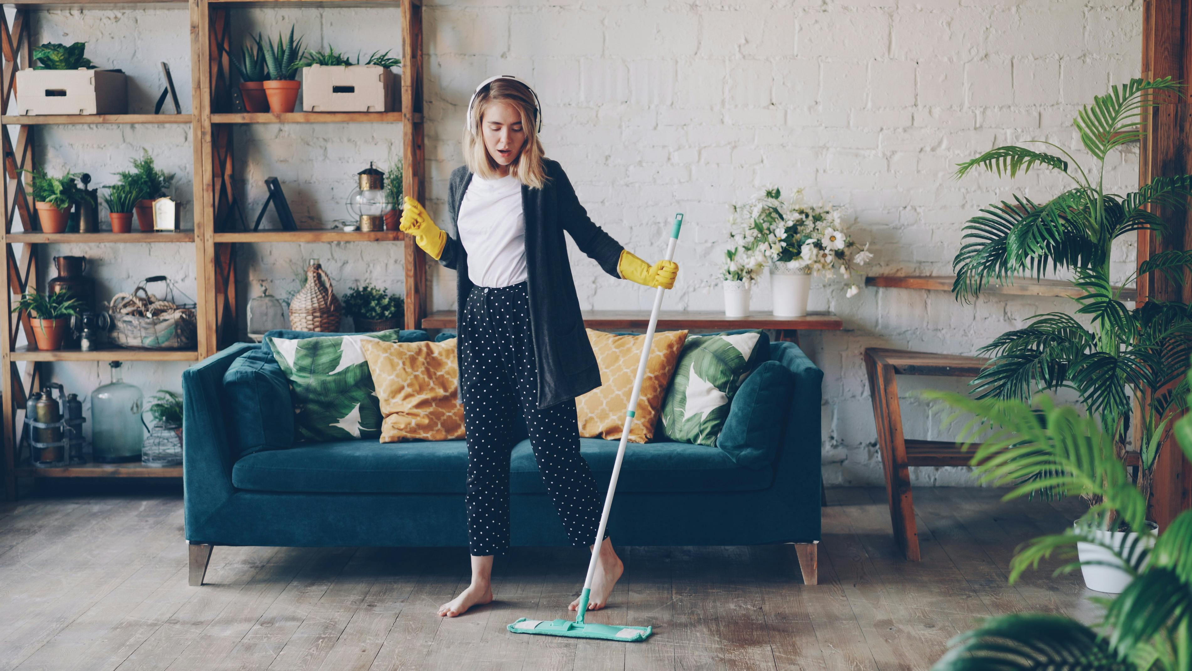 A woman listening to music while cleaning | Source: Pexels