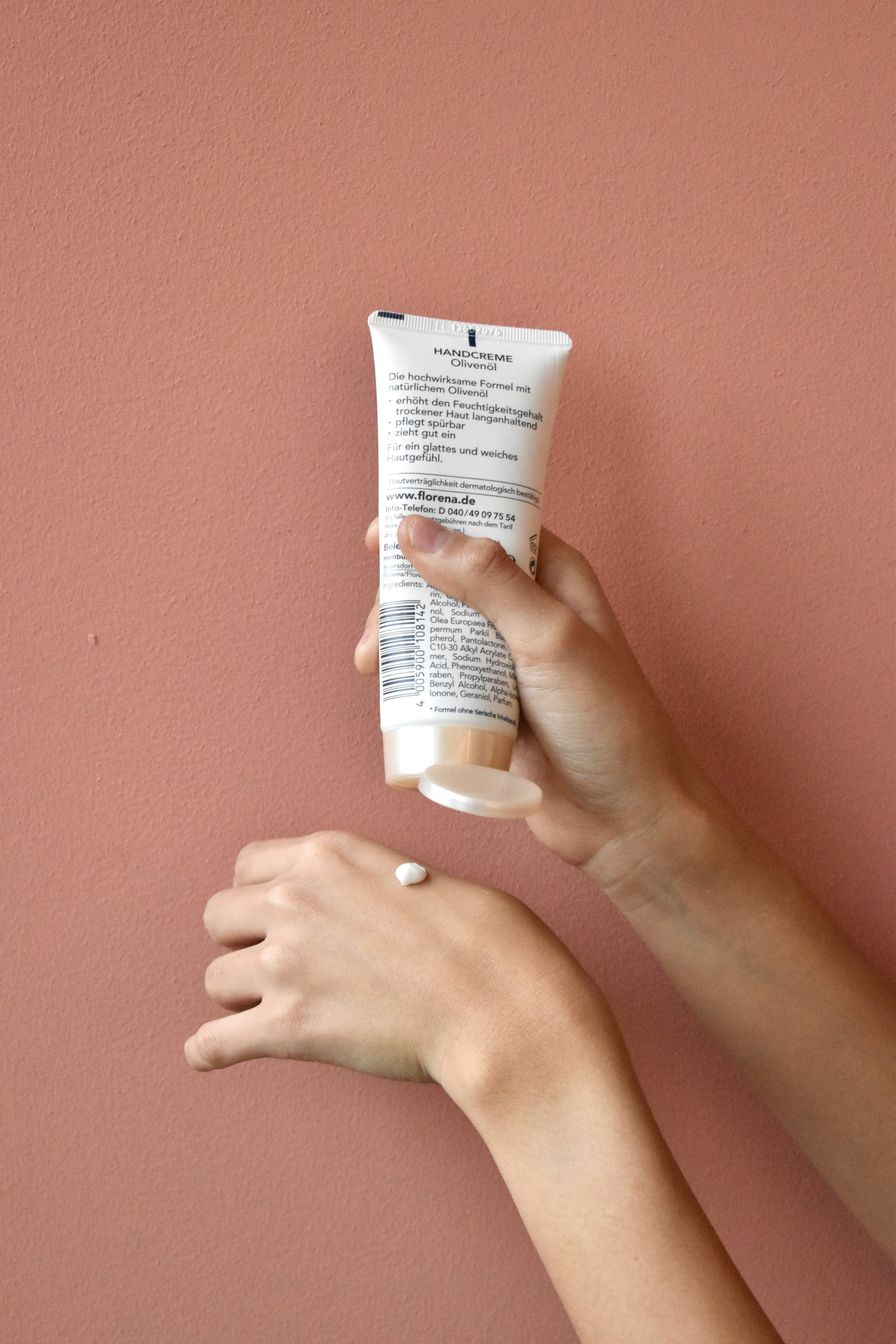 A person applying sunscreen on the hand | Source: Unsplash