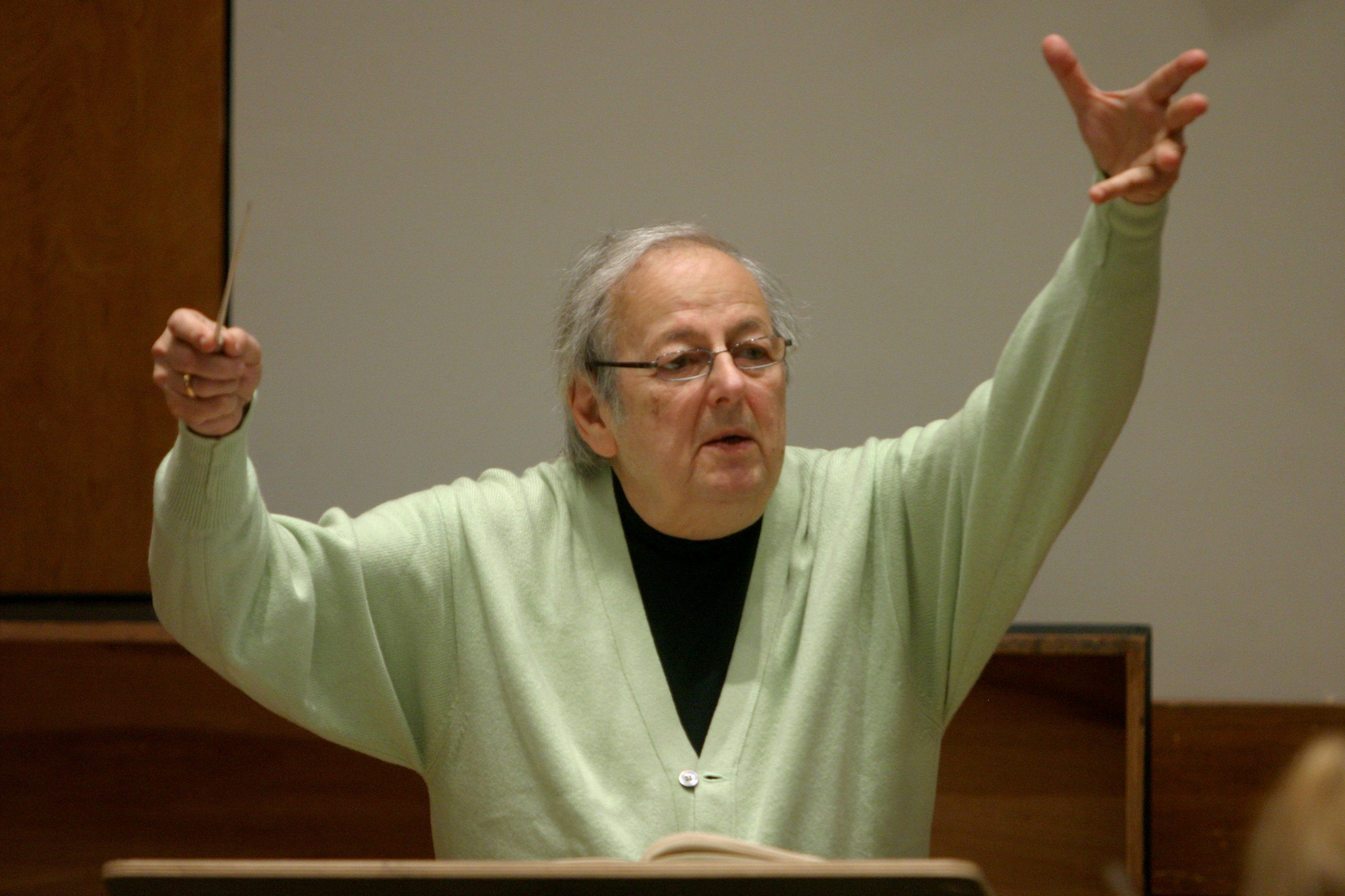 André Previn rehearsing with the Juilliard Orchestra at the Juilliard School | Photo: Getty Images