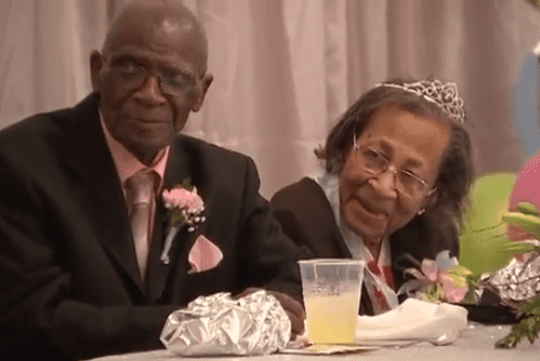 DW Williams et son épouse à l'occasion de leur célébration d'anniversaire de mariage | Photo : Youtube / Dernières nouvelles