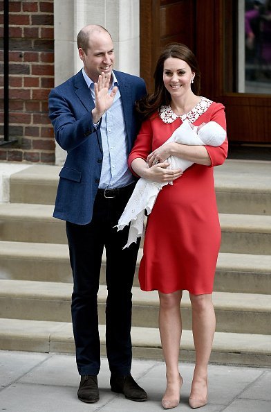 Kate Middleton and Prince William depart the Lindo Wing with their newborn son Prince Louis of Cambridge at St Mary's Hospital on April 23, 2018, in London, England. | Source: Getty Images.