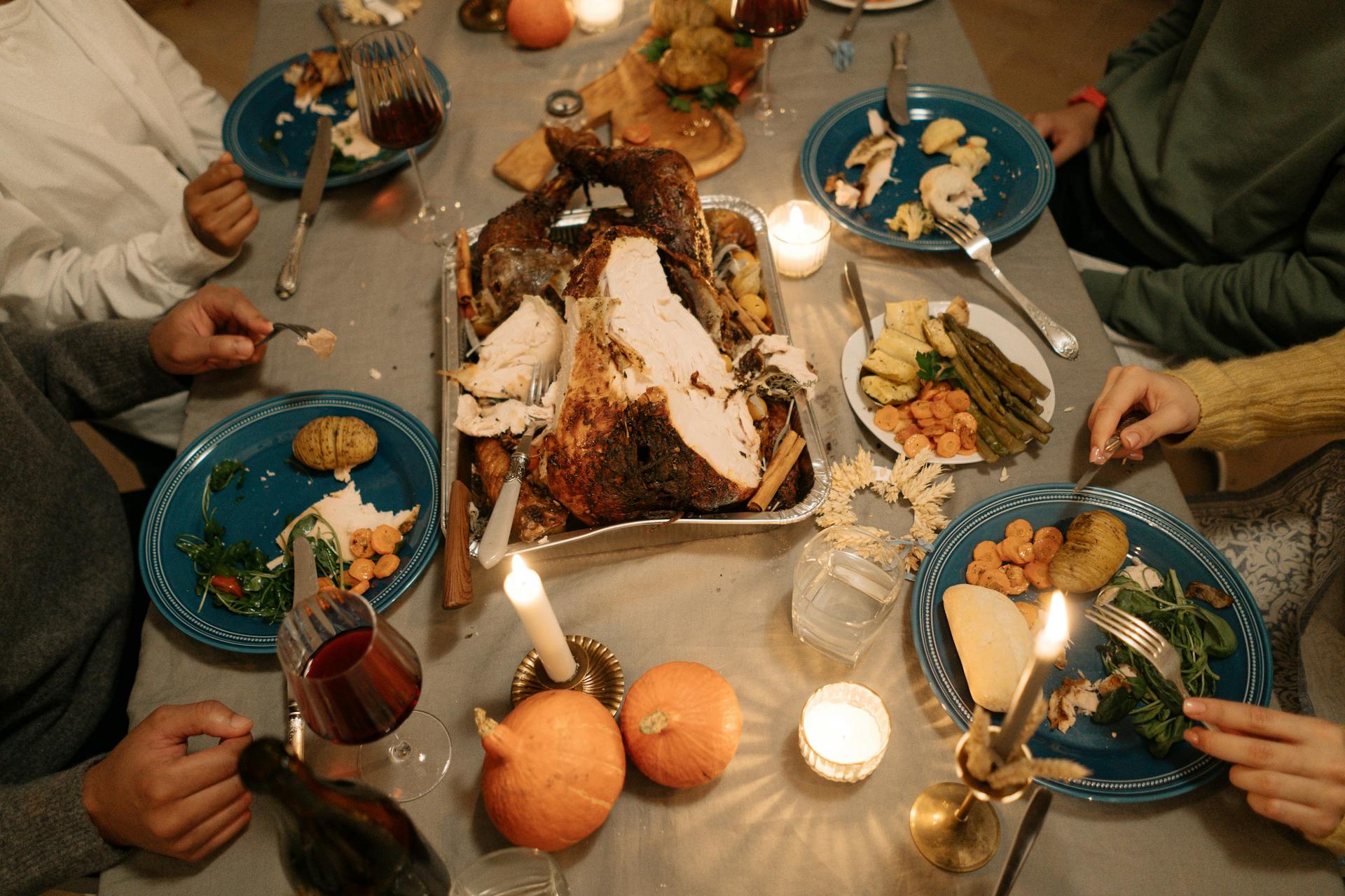 A group of people enjoying their Thanksgiving dinner | Source: Pexels