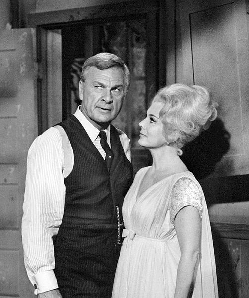 Eddie Albert and Eva Gabor from the television program "Green Acres." | Source: Wikimedia Commons