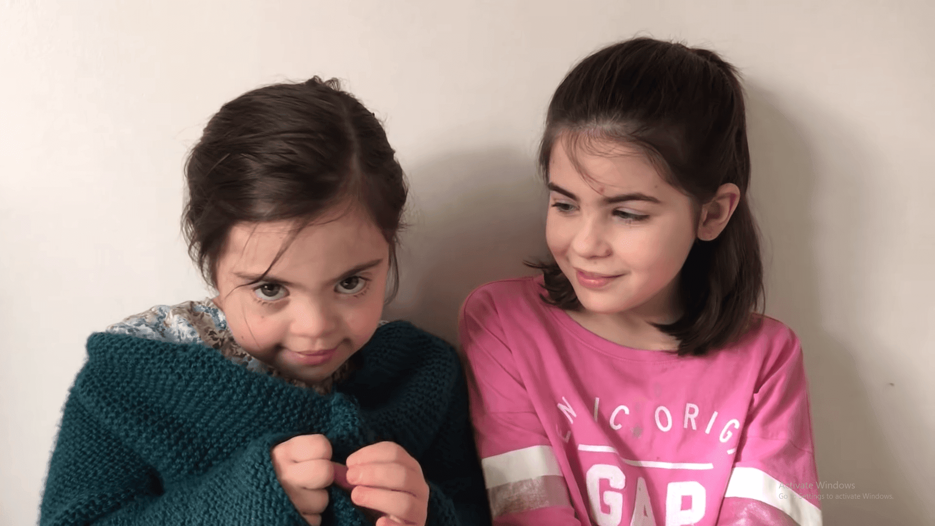 La pequeña Ana Pereda y su hermana. Fuente: YouTube/Familia Pereda Rodriguez