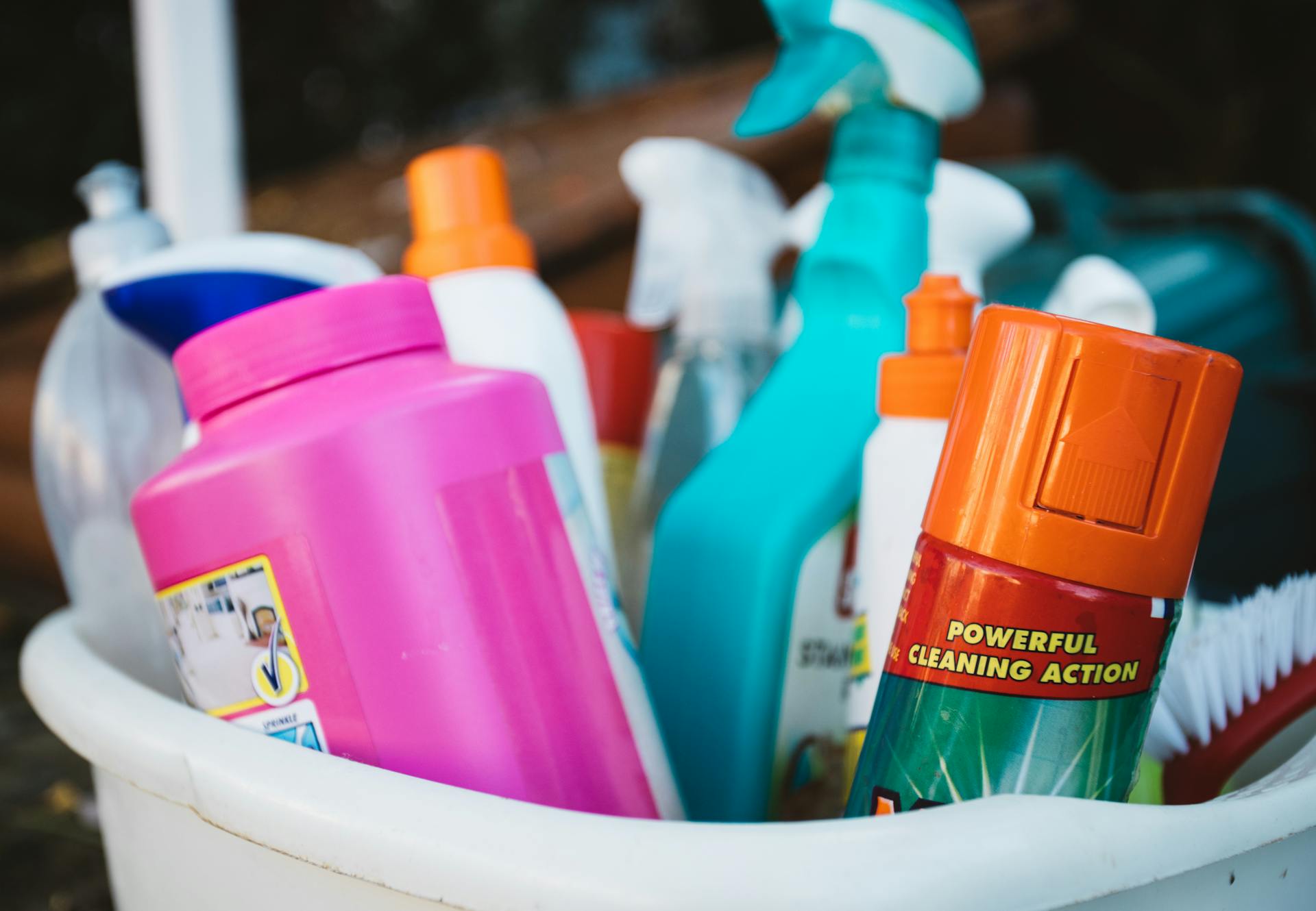 Cleaning supplies in a bucket | Source: Pexels