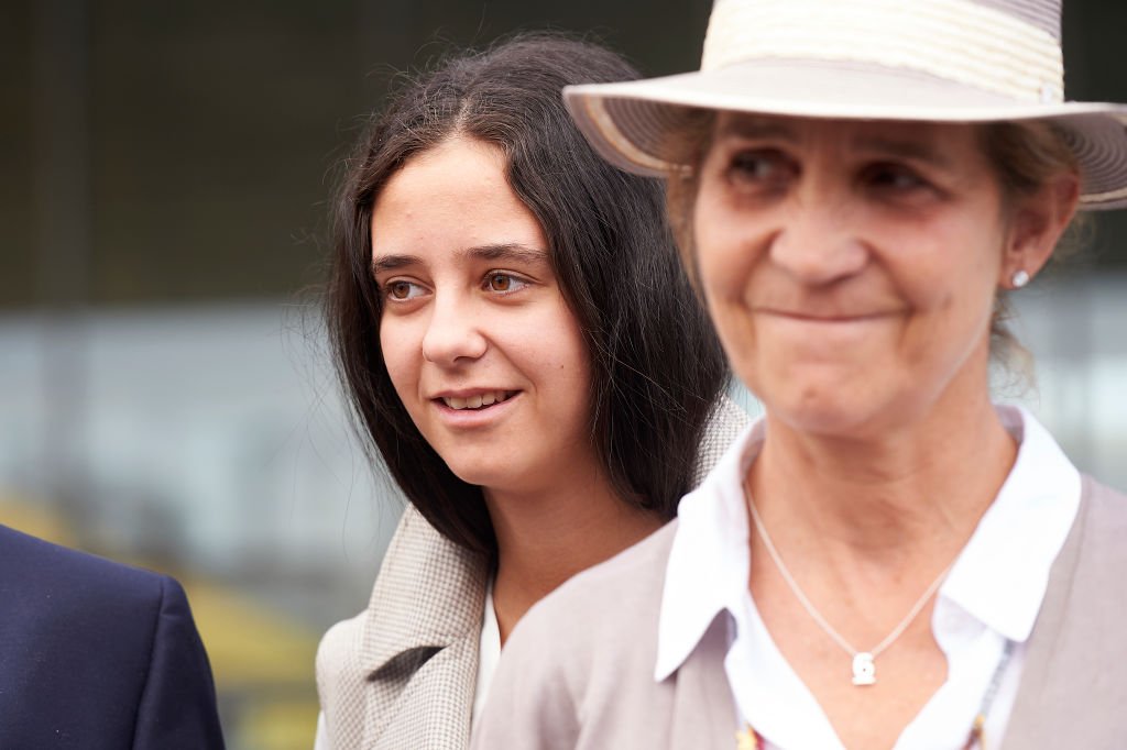 Victoria Federica junto a la infanta Elena tras visitar al rey Juan Carlos en el Hospital Quirón, el 27 de agosto de 2019 en Pozuelo de Alarcón, España. | Foto: Getty Images