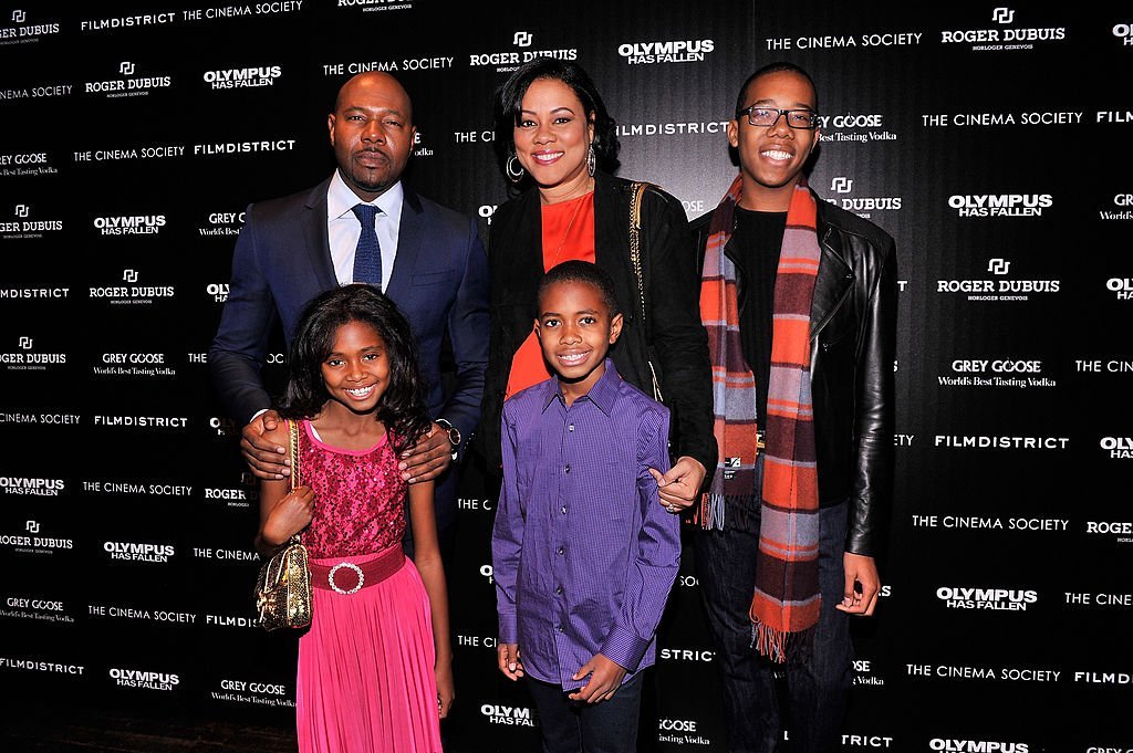 Antoine Fuqua & Lela Rochon pose with their children & Fuqua’s older son from a previous relationship in New York on Mar. 11, 2013.  | Photo: Getty Images