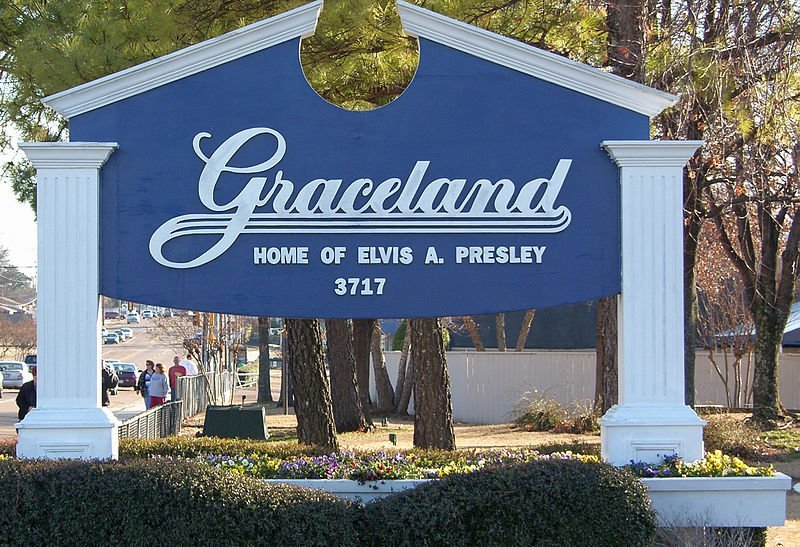 Entrance to Elvis Presley's home, Graceland | Source: Wikimedia