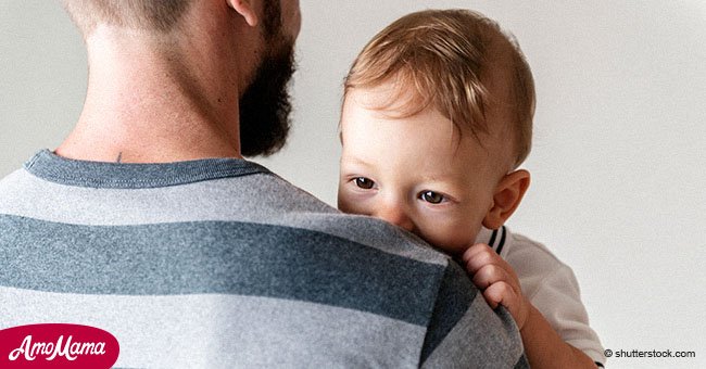 Un père célibataire veut faire adopter son fils de 2 ans parce qu'il est 'tellement fatigué'