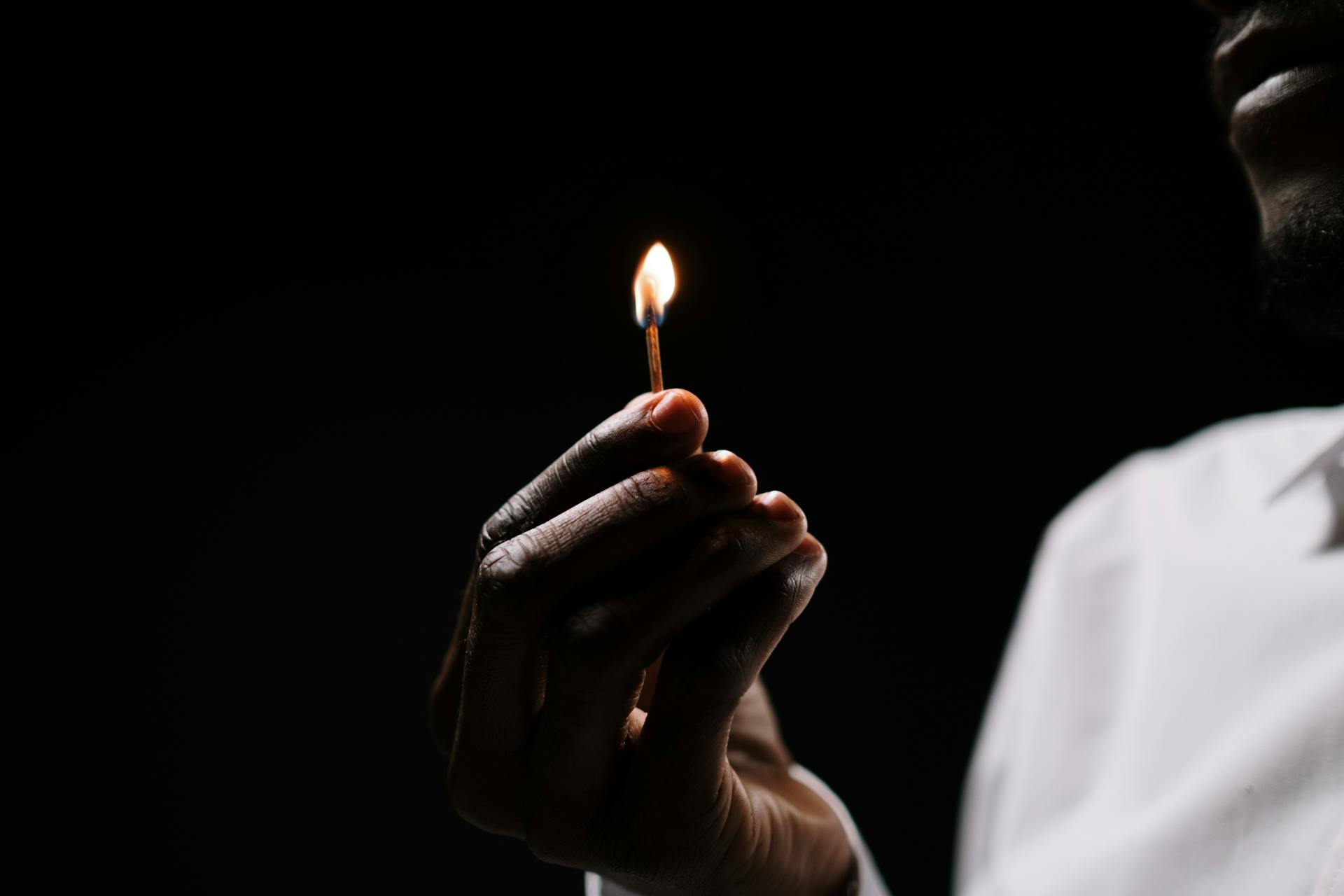 A man holding a lit match | Source: Pexels