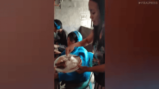 Madre alimentando a su hijo mientras juega / Imagen tomada de: YouTube / Viral Press Madre alimentando a su hijo mientras juega / Imagen tomada de: YouTube / Viral Press