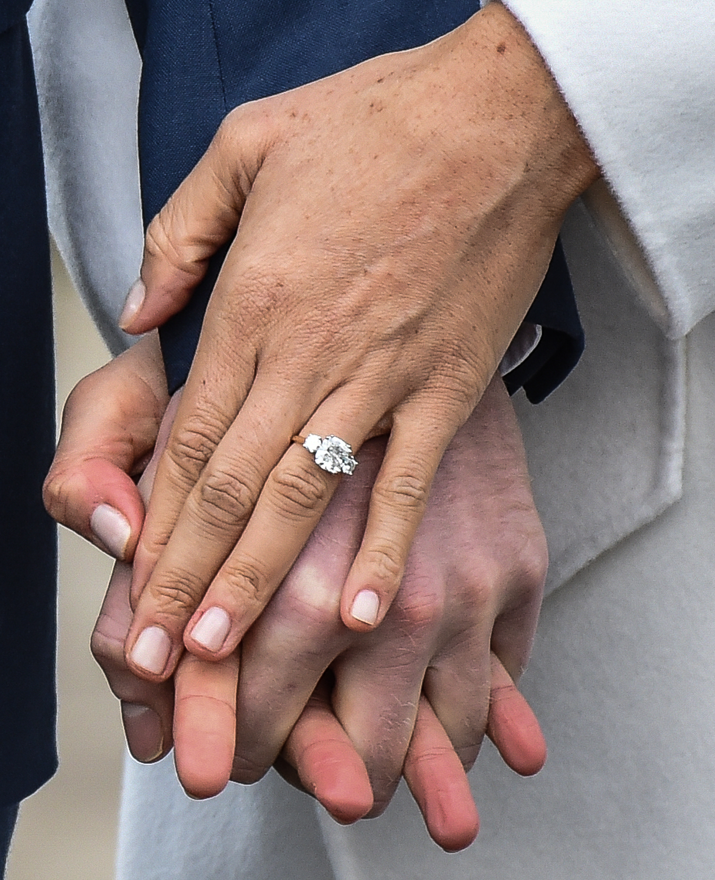 A close up of Meghan Markle's engagement ring during an official photocall to announce the engagement of Prince Harry and actress Meghan Markle  at Kensington Palace on November 27, 2017 in London, England | Source: Getty Images