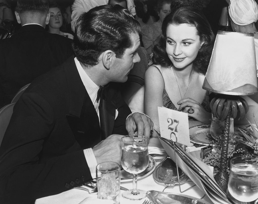 Laurence Olivier and his wife Vivien Leigh at a dinner table in the 1940's | Photo: Getty Images