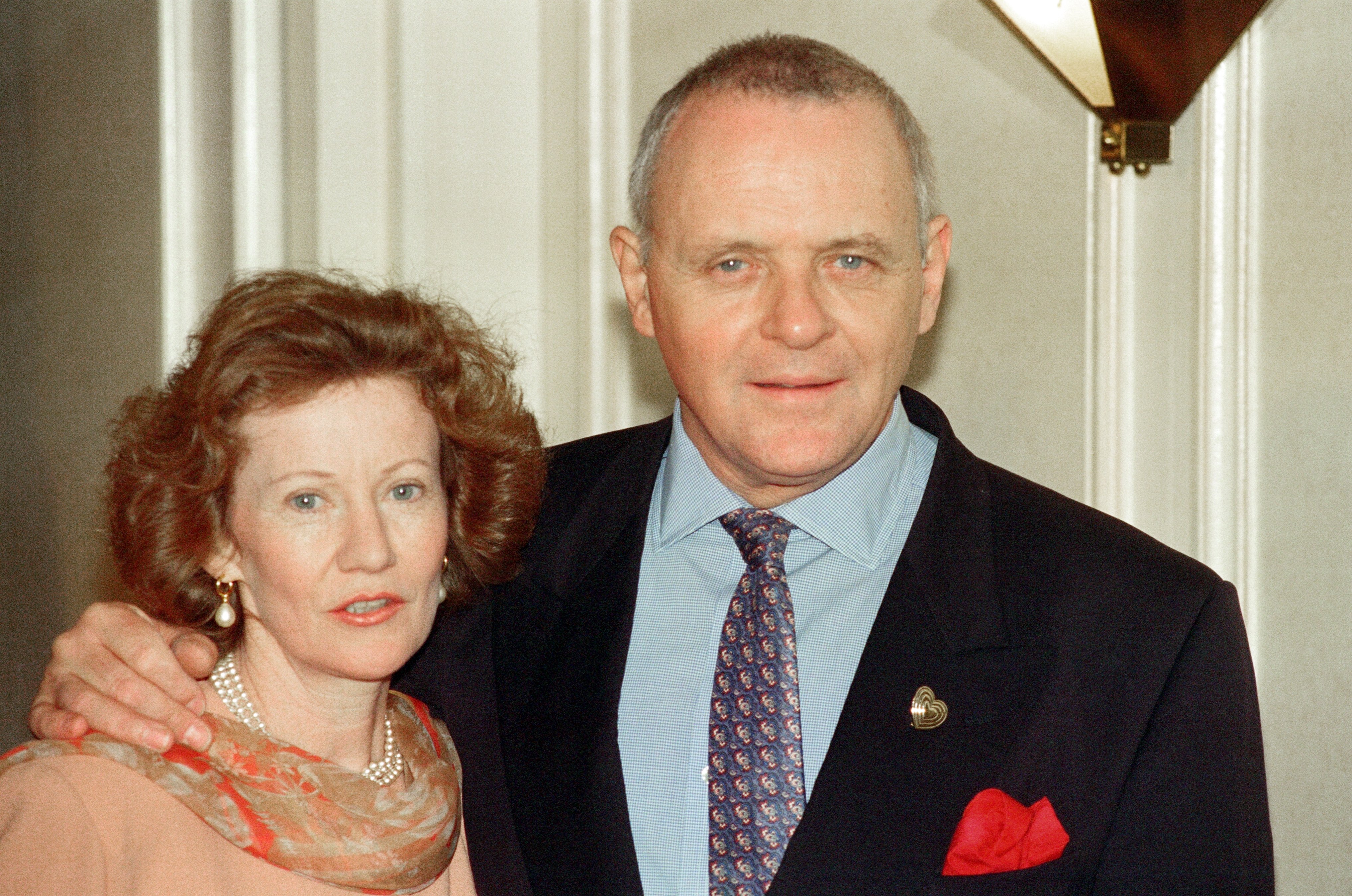 Anthony Hopkins and Jennifer Lynton, at the Variety Club Show Business awards on 1st February 1994.  | Source: Getty Images