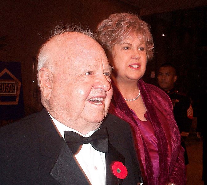 Mickey Rooney and his wife Jan in 2000. |Source : Wikimedia Commons. 