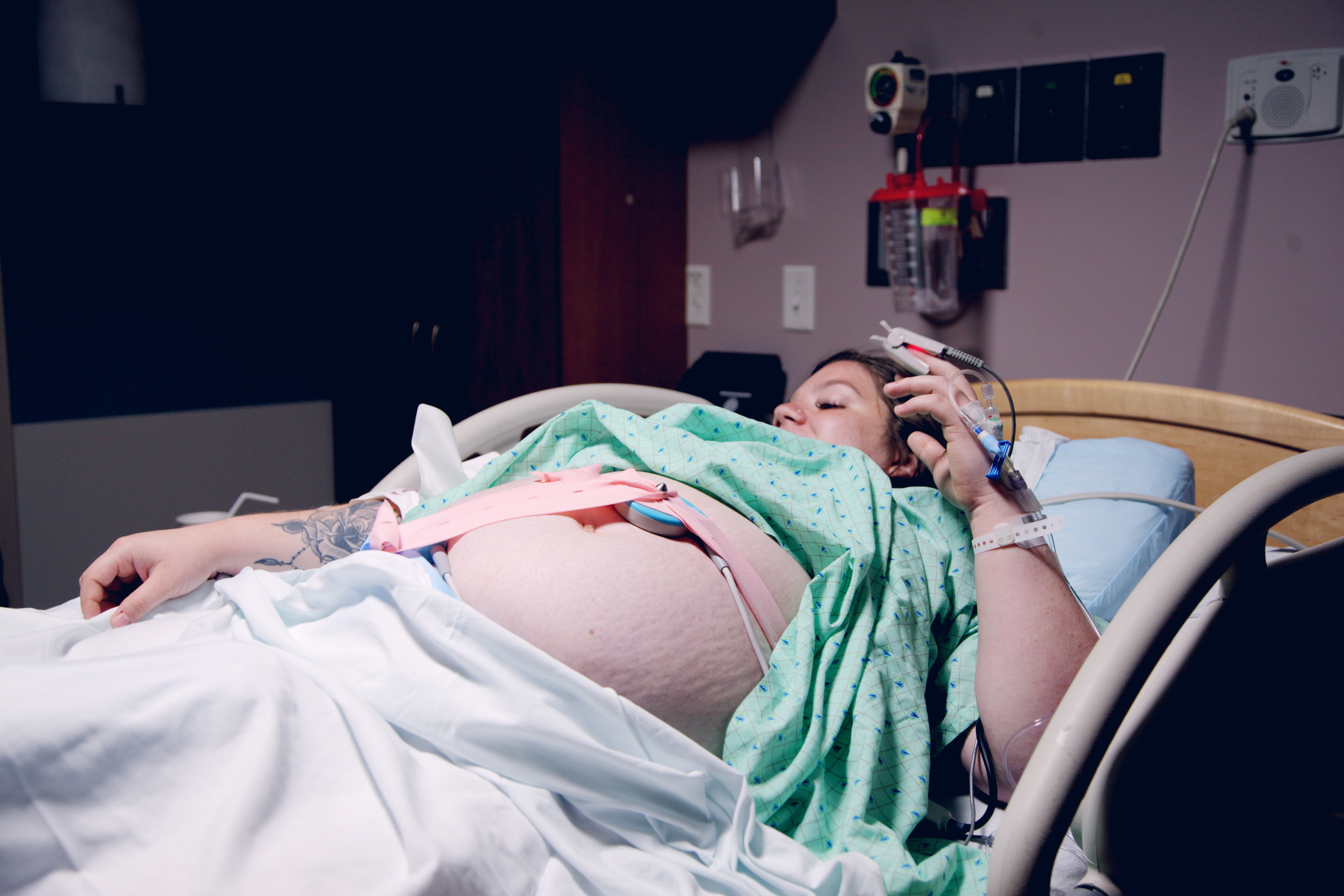 An expecting mother in the delivery room | Source: Unsplash.com