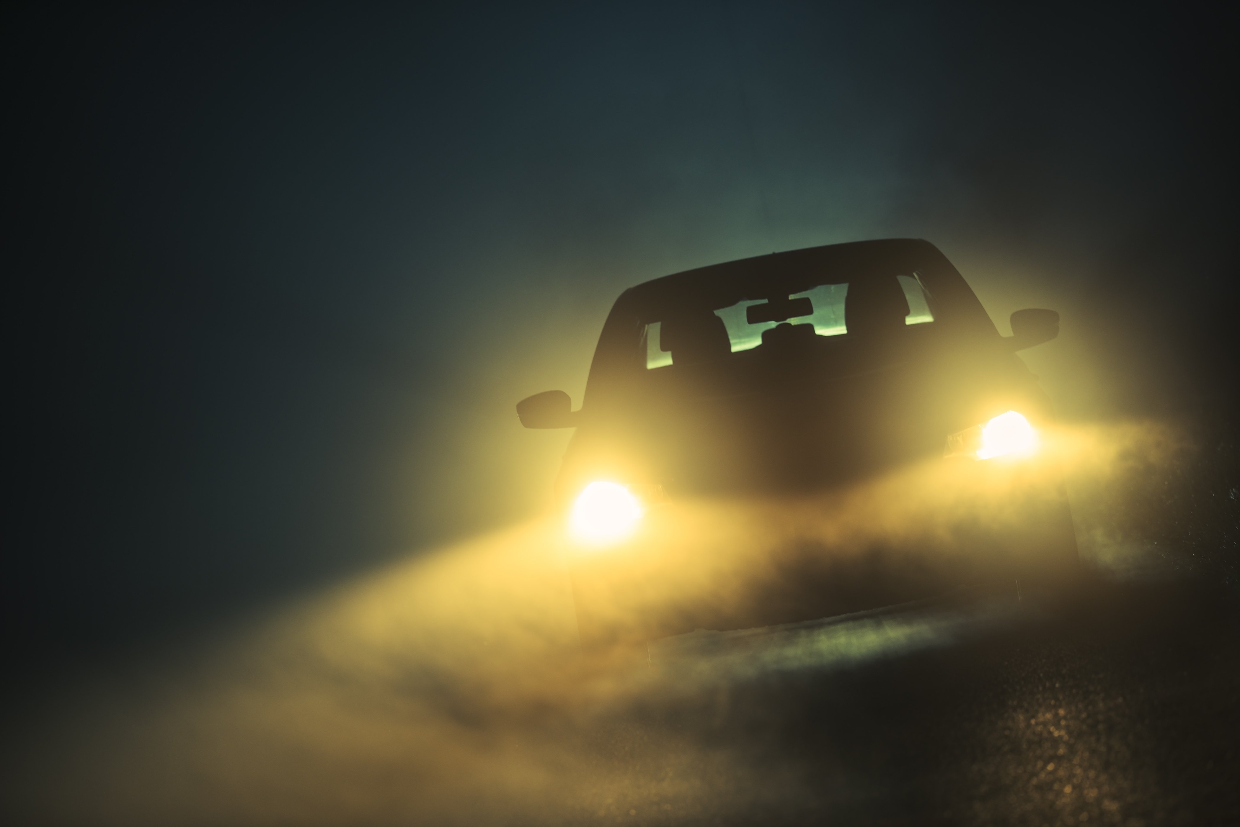 Света в машине год. Машина свет фар. Фары в тумане. Машина в тумане. Фары машины в тумане.