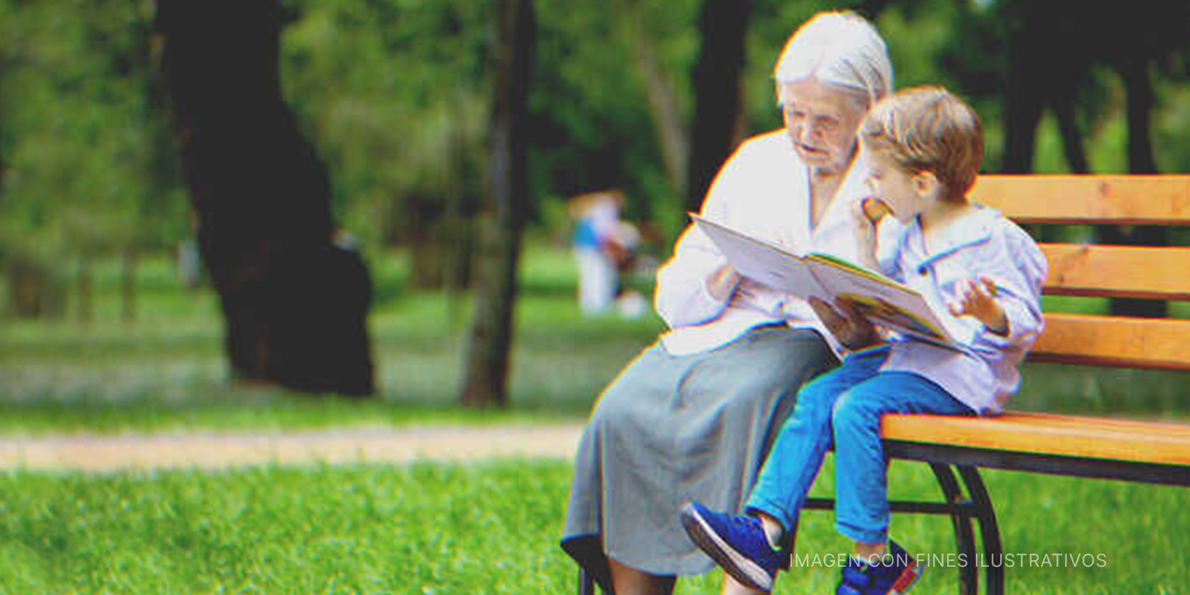 Un niño sentado junto a una anciana. | Foto: Shutterstock