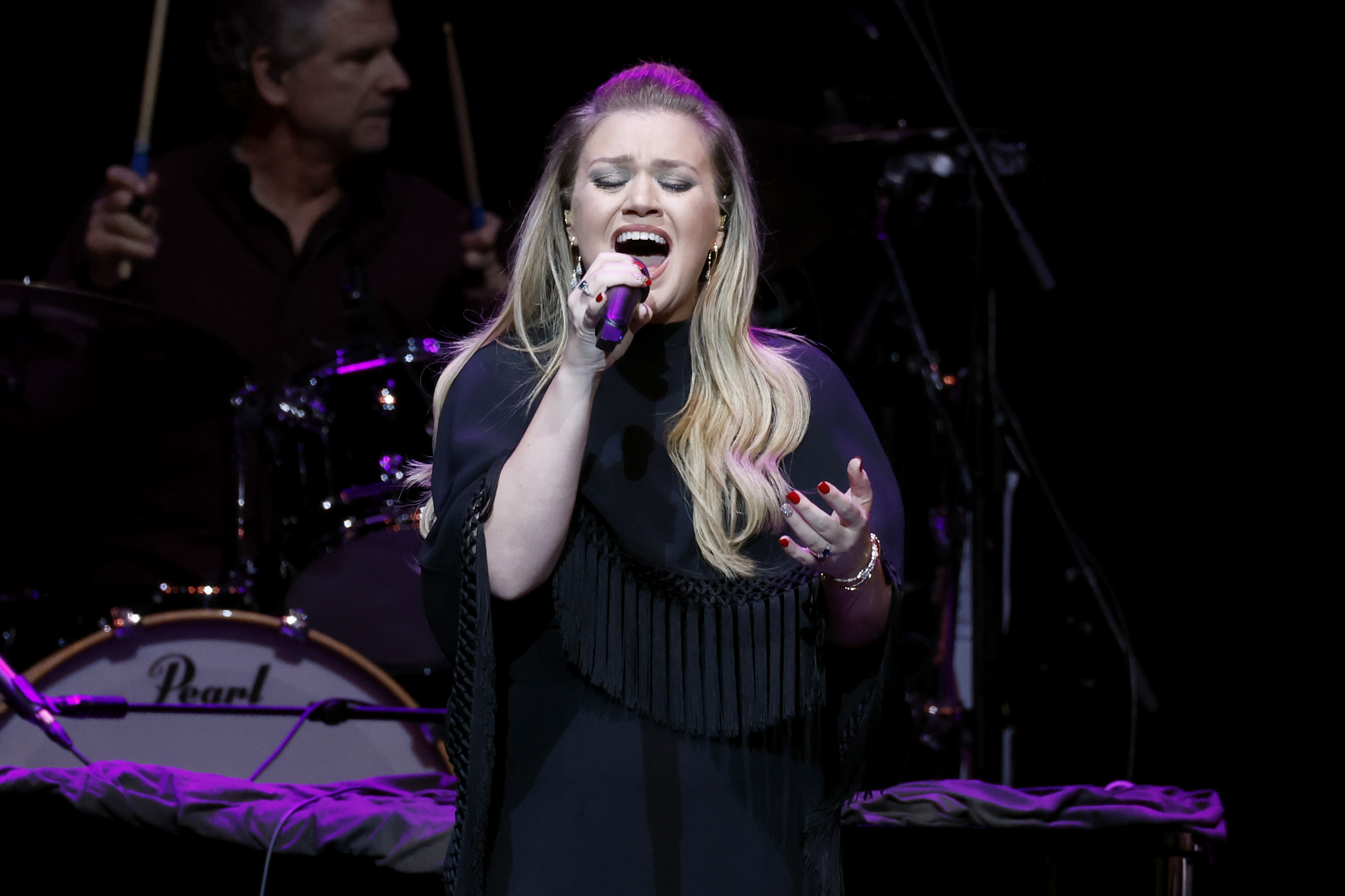 Kelly Clarkson performing at Ronnie Milsap's final Nashville show on October 3, 2023, in Nashville, Tennessee. | Source: Getty Images