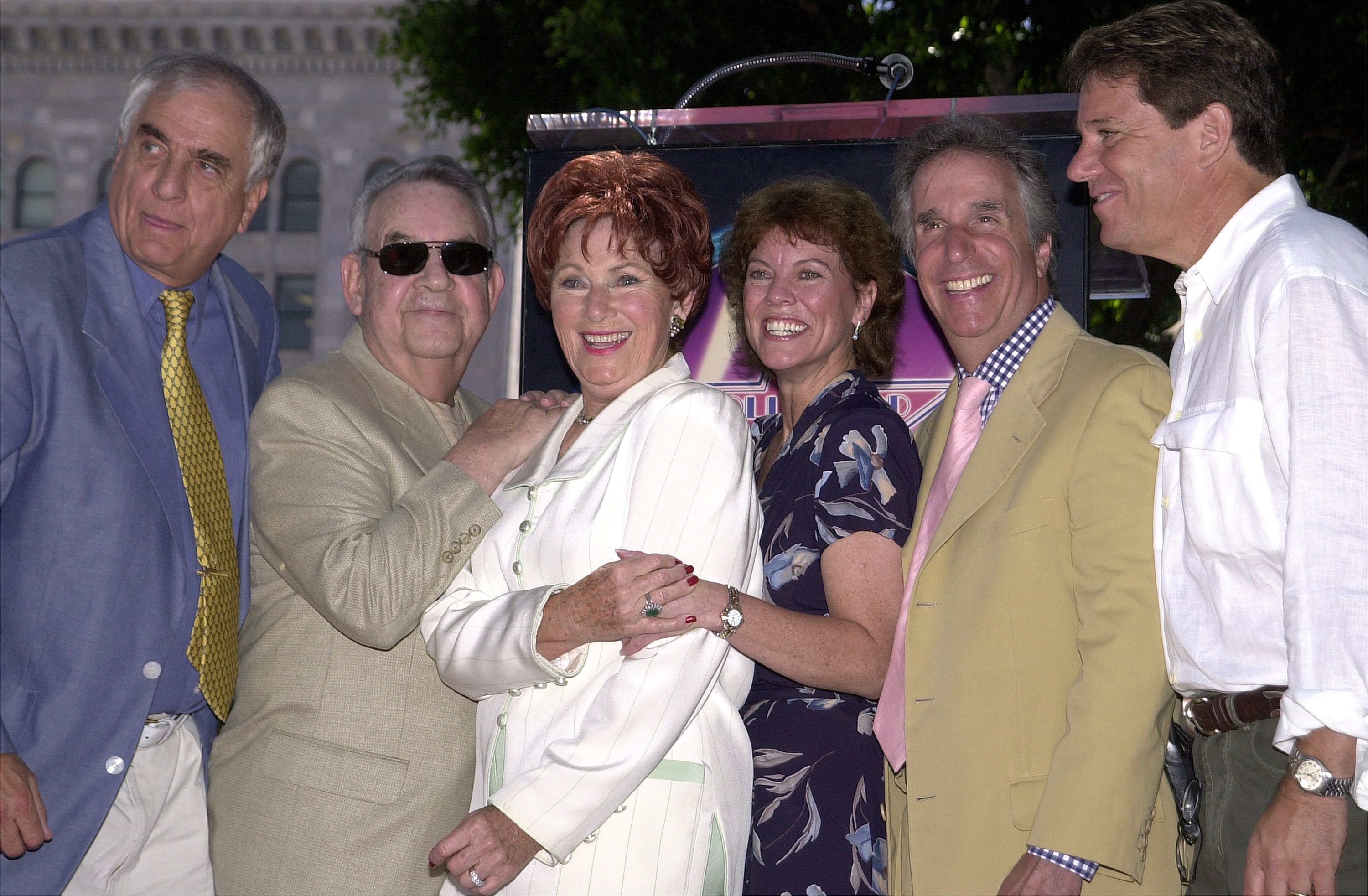 Director Garry Marshall, Tom Bosley, actress Marion Ross, Erin Moran, Henry Winkler and Anson Williams (L-R) on July 12, 2001, in Hollywood, California | Source: Getty Images