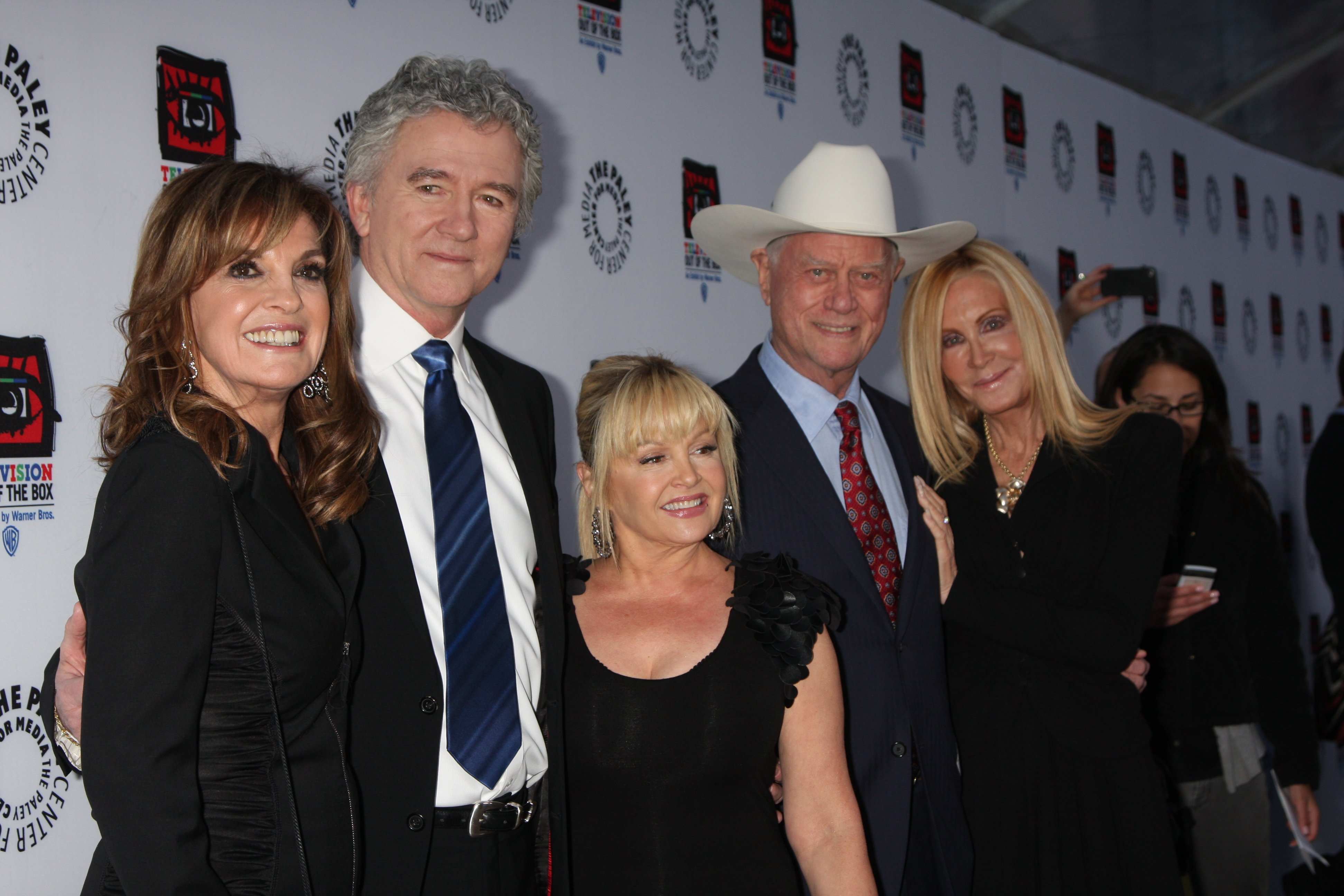 Charlene Tilton mit dem Cast von "Dallas" | Quelle: Shutterstock