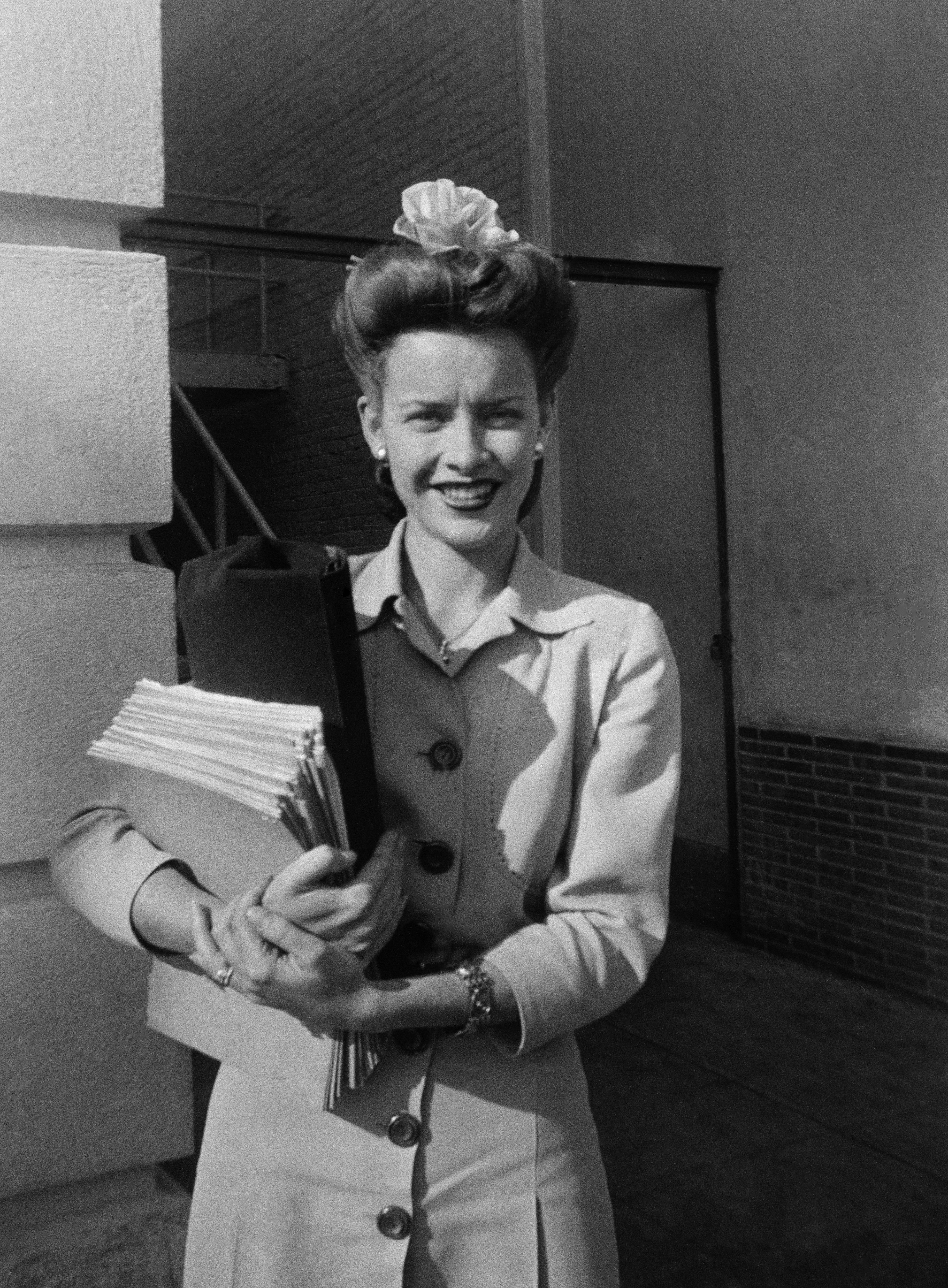 Susan Peters smiles as she poses outside in Los Angeles, California in 1940. | Photo: Getty Images