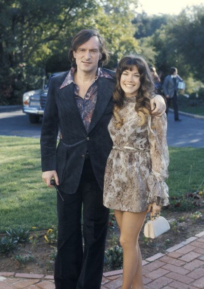 Hugh Hefner and Barbi Benton at Home of Warren Cowan in Beverly Hills, California, United States in 1973. | Photo: Getty Images