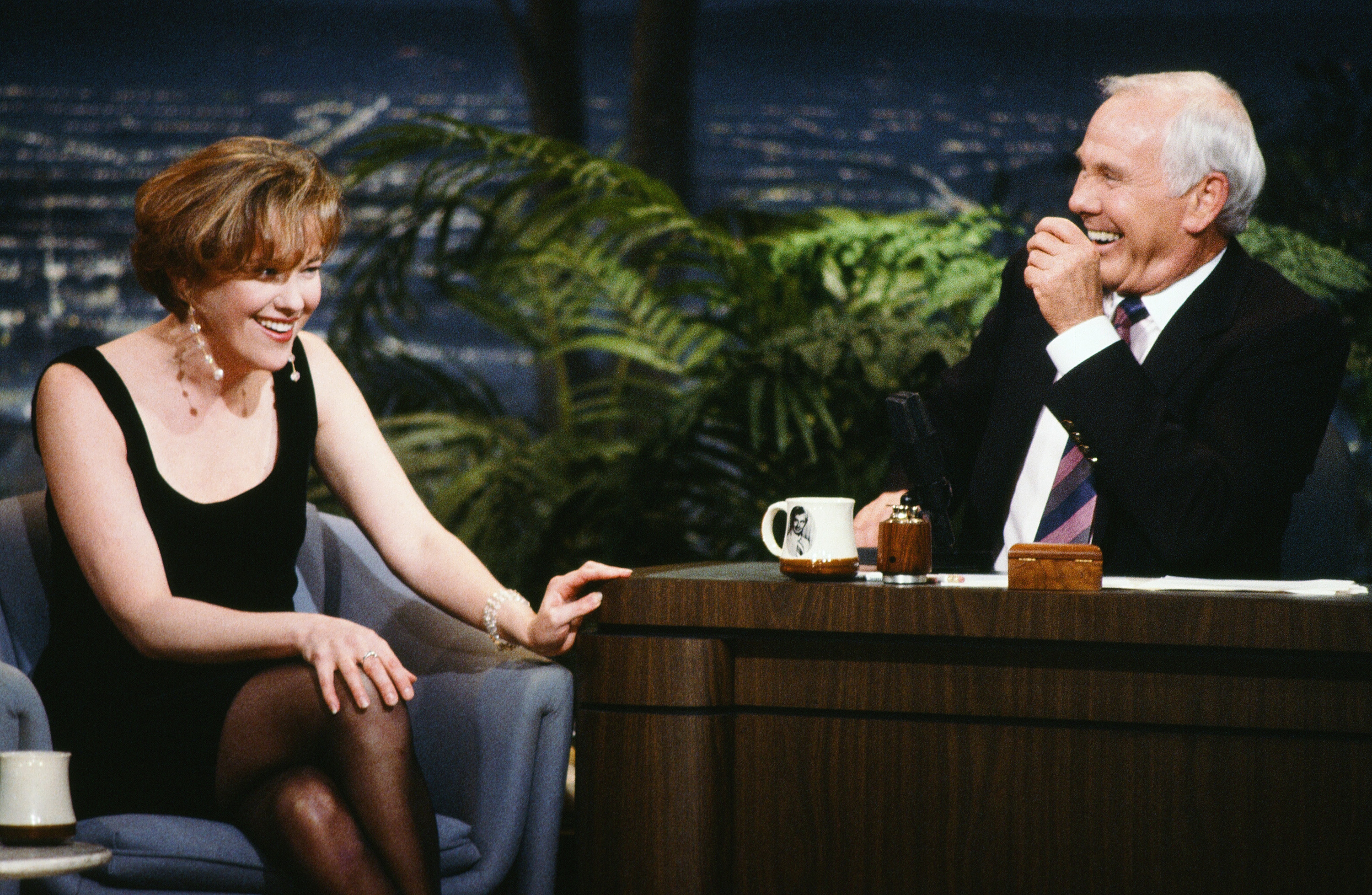 Catherine O'Hara during an interview with host Johnny Carson on November 15, 1990 | Source: Getty Images