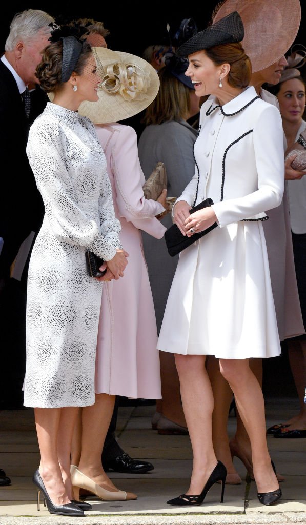 Camila se da la vuelta tras no poder unirse a la conversación entre Letizia y Kate. | Foto: Getty Images Camila se da la vuelta tras no poder unirse a la conversación entre Letizia y Kate. | Foto: Getty Images