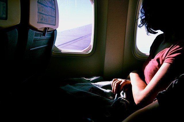 Mujer sentada en el avión mirando hacia la ventana. | Foto: Pixabay. Mujer sentada en el avión mirando hacia la ventana. | Foto: Pixabay.