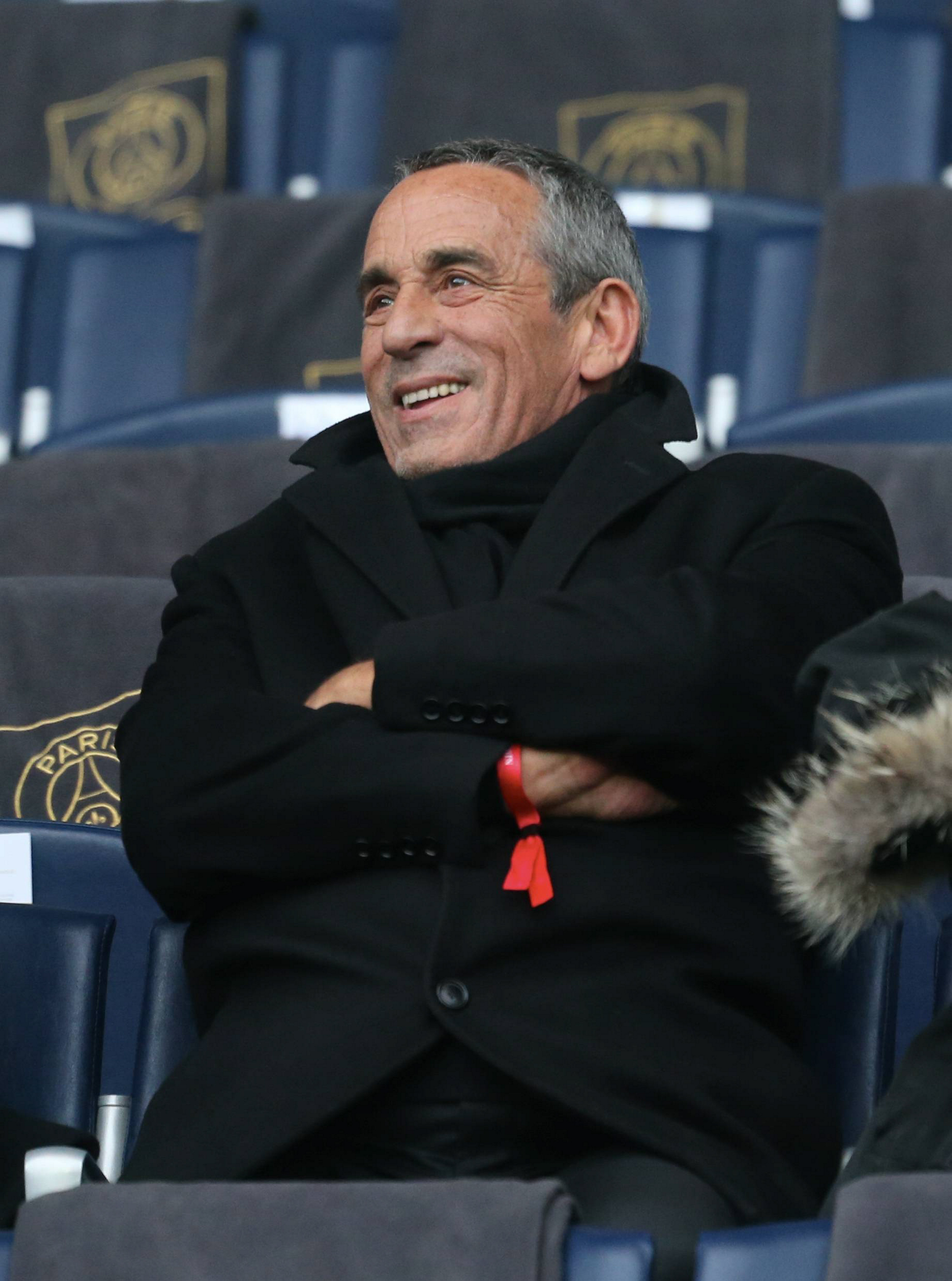 Thierry Ardisson réagit pendant la Ligue 1 française entre le Paris Saint-Germain et le Stade de Reims au Parc Des Princes le 20 février 2016 à Paris, France. | Photo : Getty Images