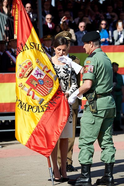 La reina Letizia hace entrega de la Bandera Nacional a los paracaidistas del Regimiento de Caballería de Infantería 'Nápoles'. Fuente: Getty Images La reina Letizia hace entrega de la Bandera Nacional a los paracaidistas del Regimiento de Caballería de Infantería 'Nápoles'. Fuente: Getty Images