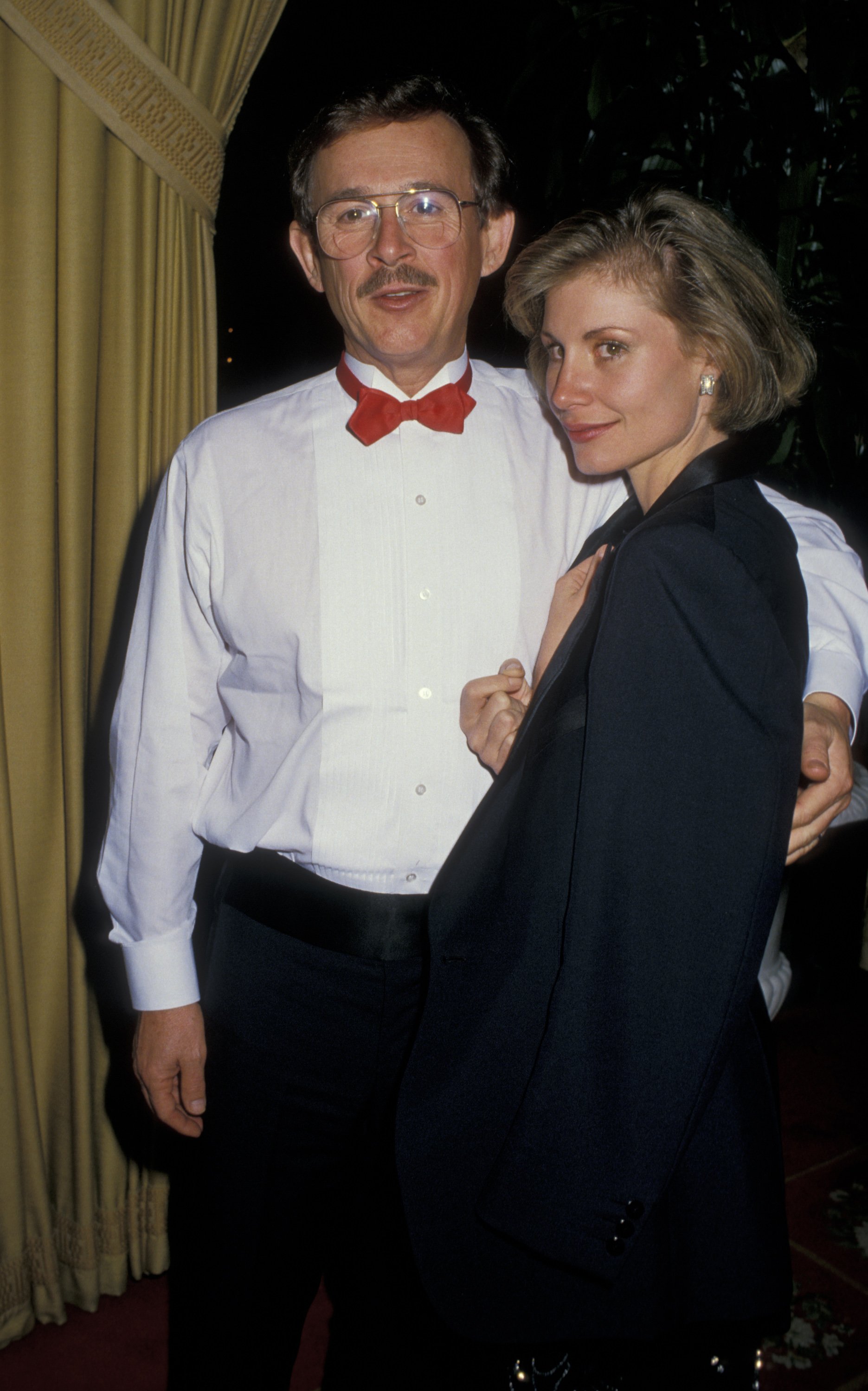  Dick Smothers and Lorraine Martin are pictured at the Entertainment Industry Council Dinner Honoring Bud Grant at the Beverly Wilshire Hotel on November 24, 1987, in Beverly Hills, California | Source: Getty Images