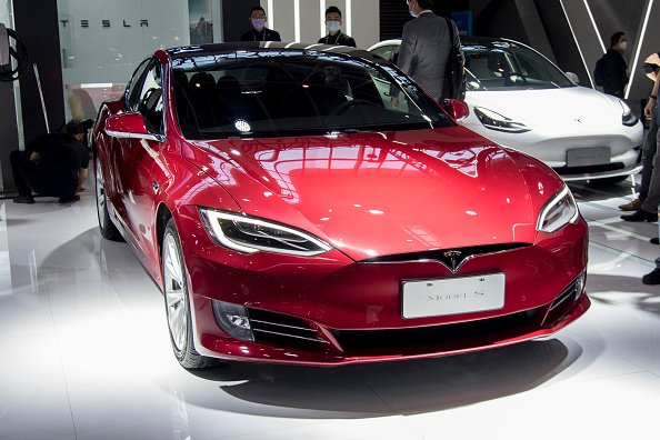A Tesla Model S electric car is on display during 2020 Beijing International Automotive Exhibition. | Photo: Getty Images