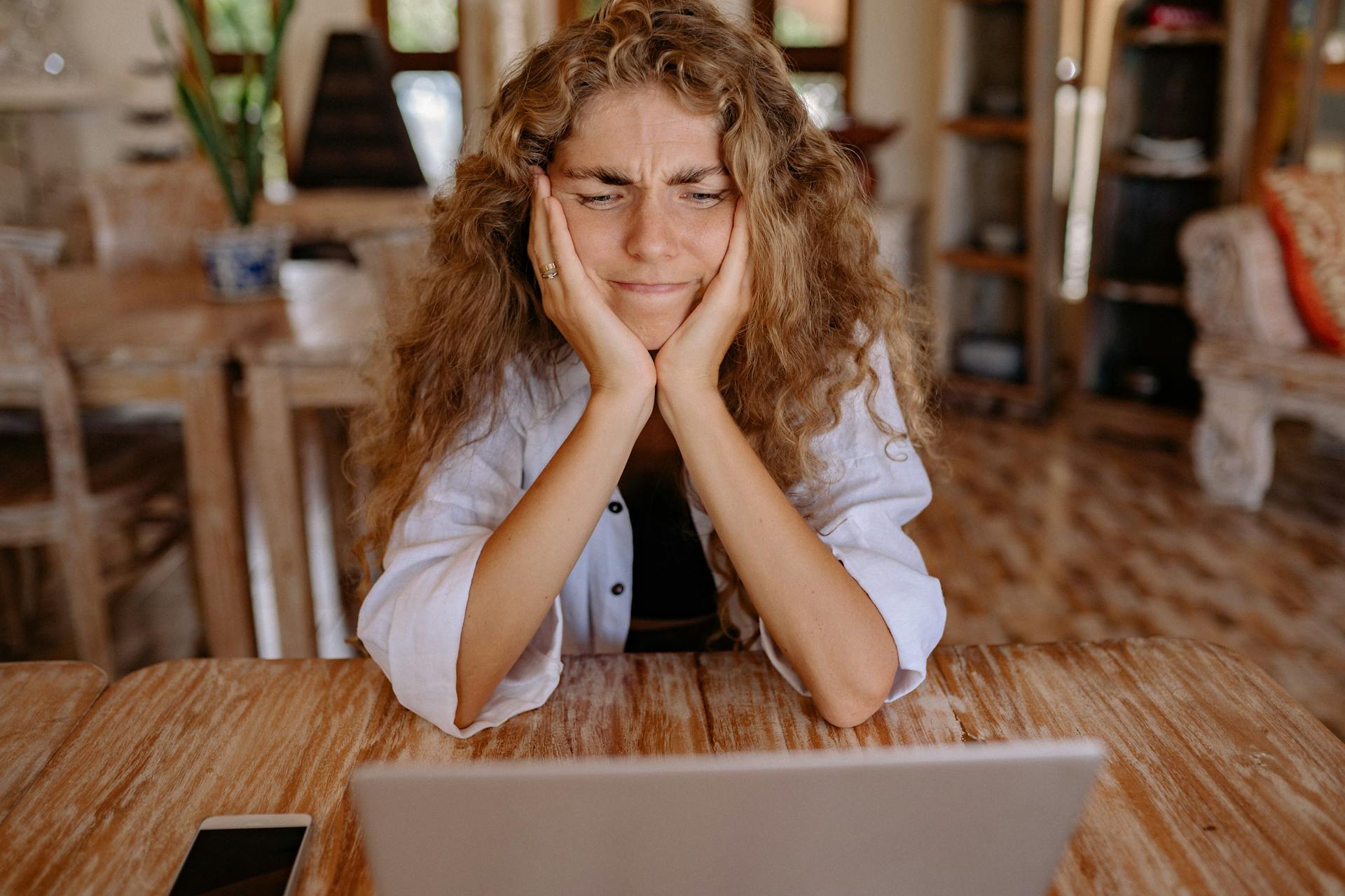 A woman using her laptop | Source: Pexels