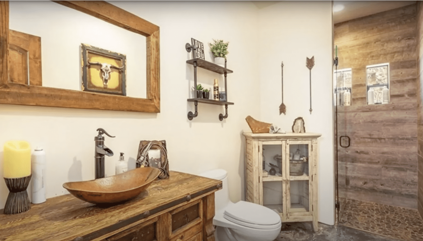 A view of a bathroom in Amber Heard's California desert home | Source: Youtube.com/NewYorkPost