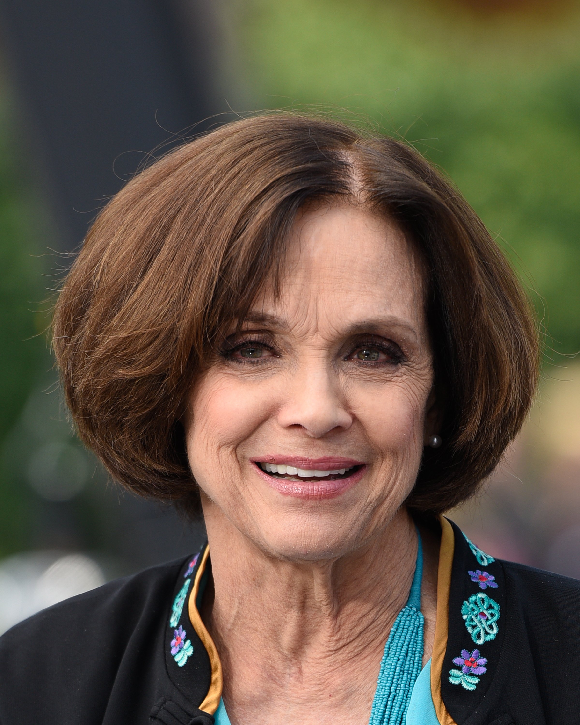 Valerie Harper visits "Extra" at Universal Studios Hollywood, California. | Source: Getty Images