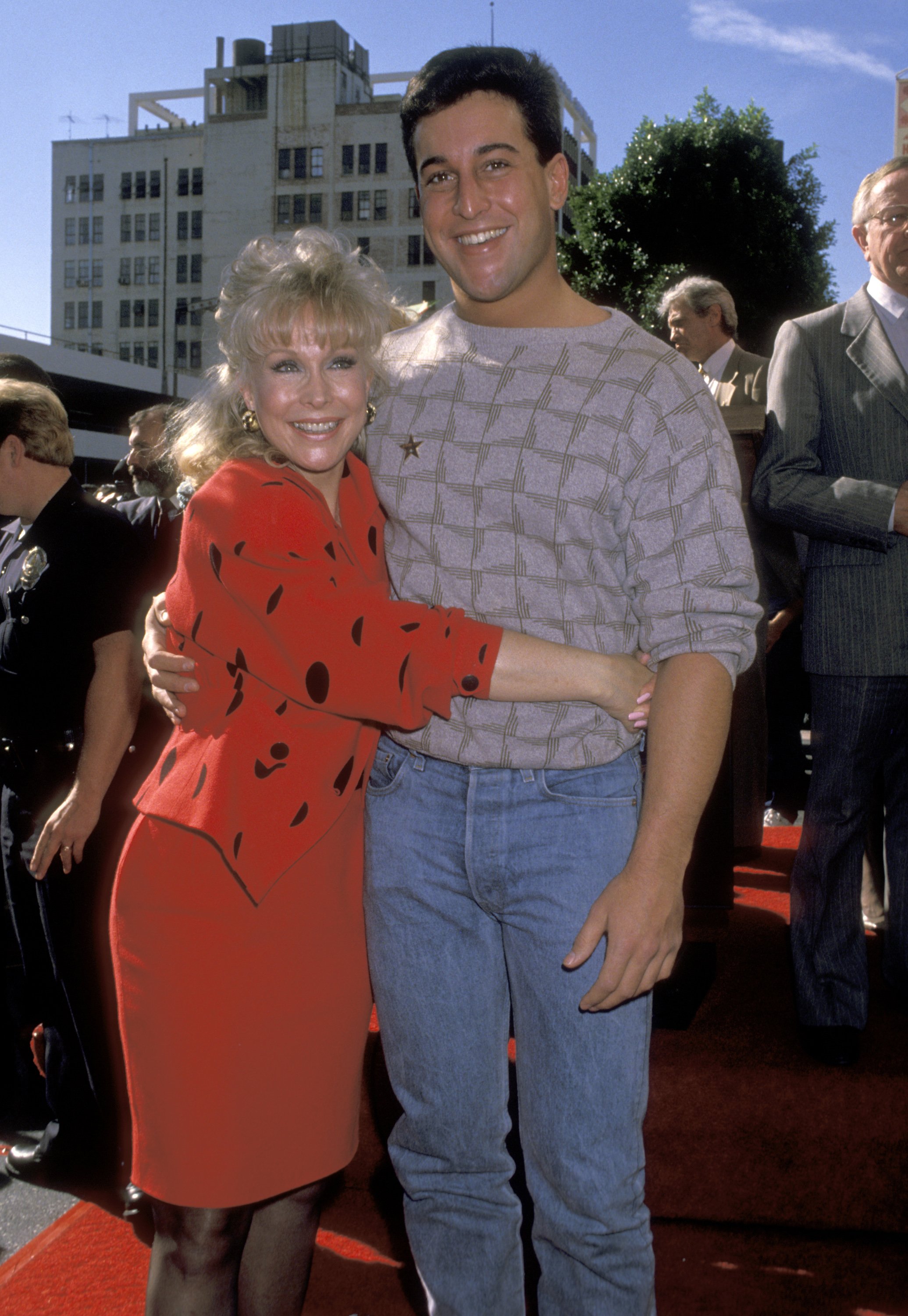 Barbara Eden und ihr Sohn Mathew auf dem Hollywood Walk of Fame im Jahr 1988. | Quelle: Getty Images