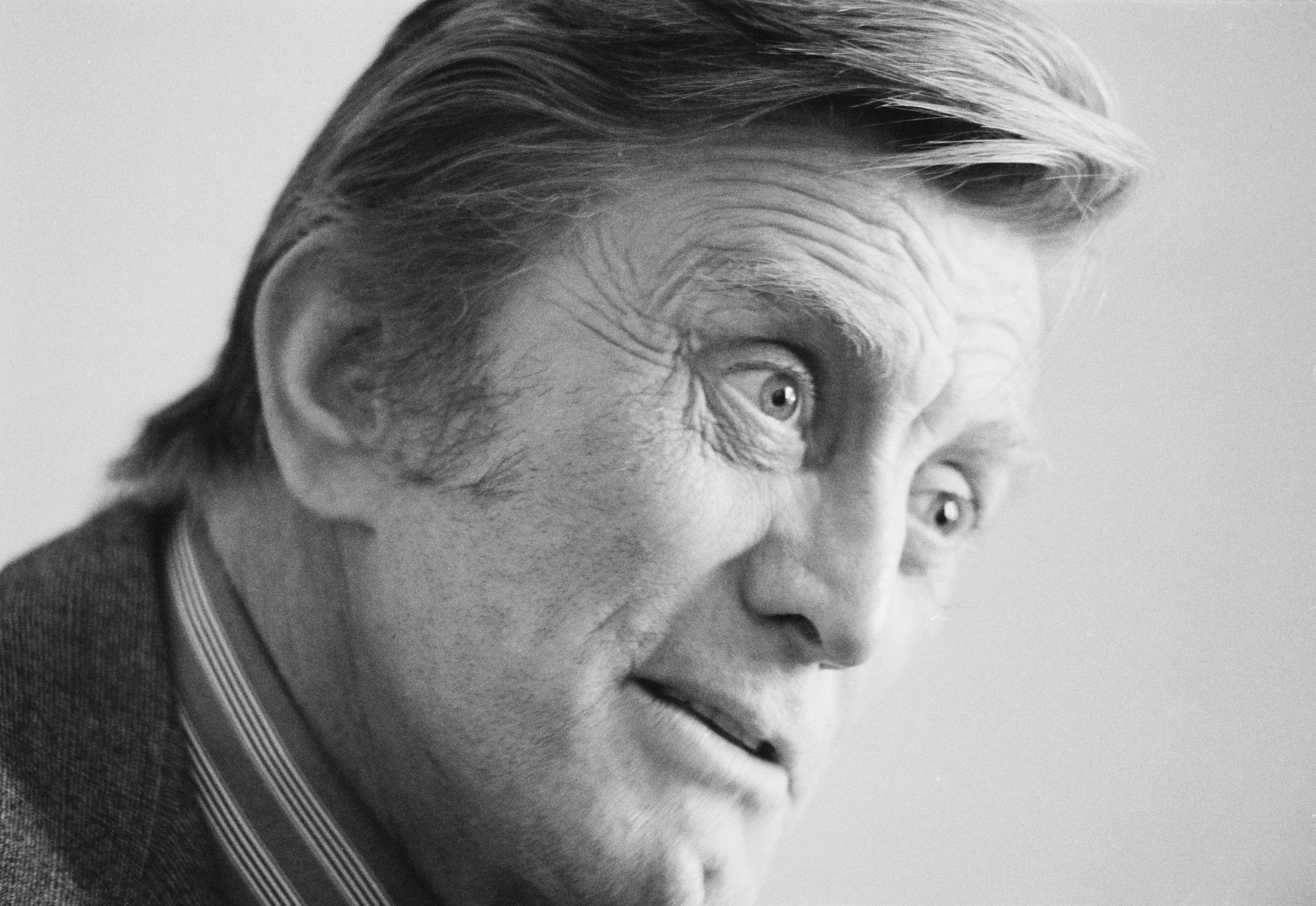 Kirk Douglas in the United Kingdom on May 26,1977 | Photo: Getty Images