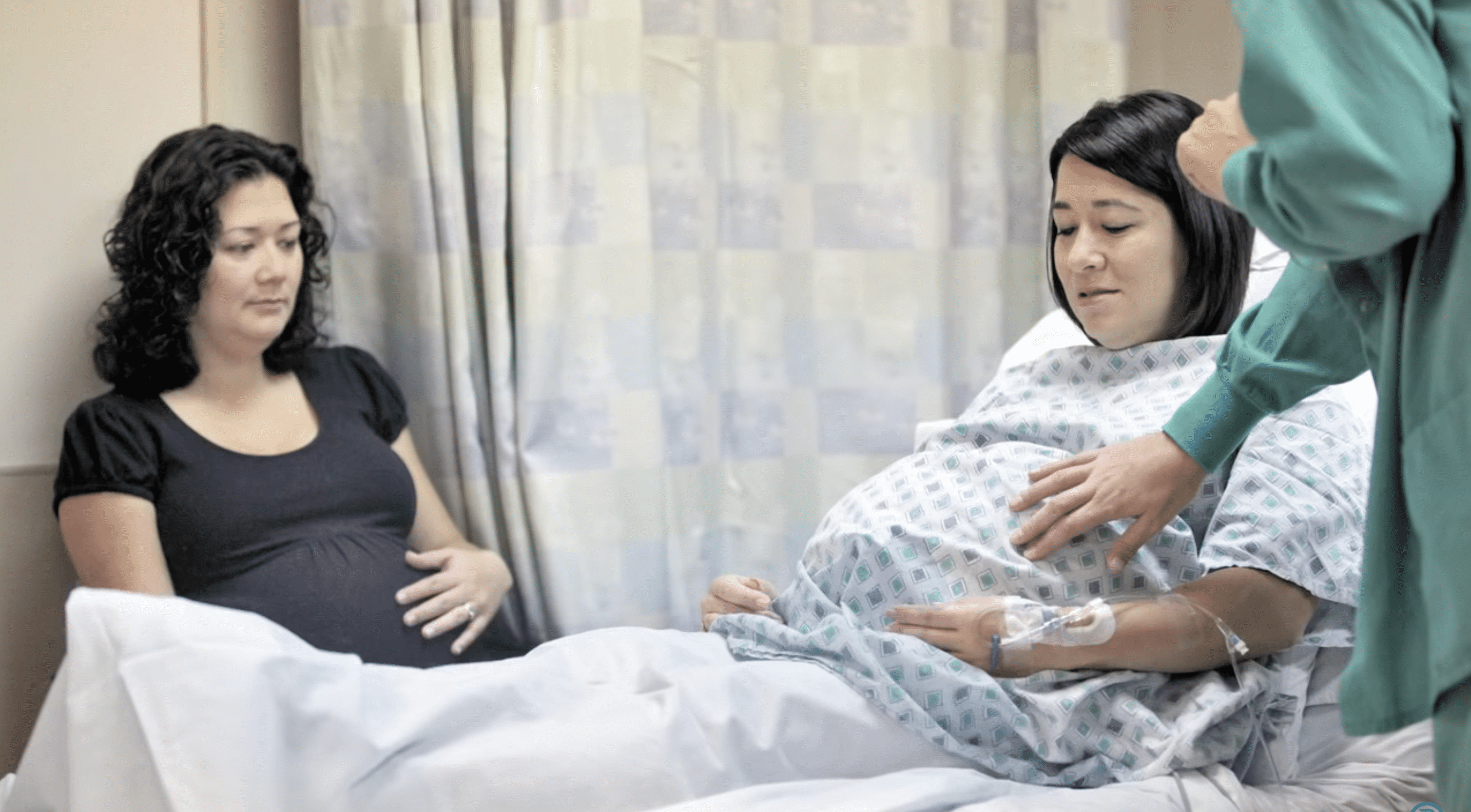 Annie Johnston und Chrissy Knott während der Schwangerschaft mit Vierlingen. | Quelle: YouTube.com/TheColumbusDispatch