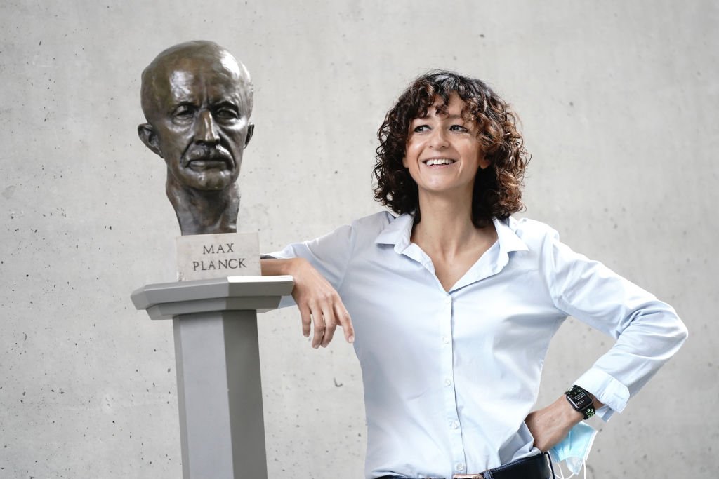 Emmanuelle Charpentier fait une déclaration après avoir remporté le prix Nobel de chimie. | Photo : Getty Images
