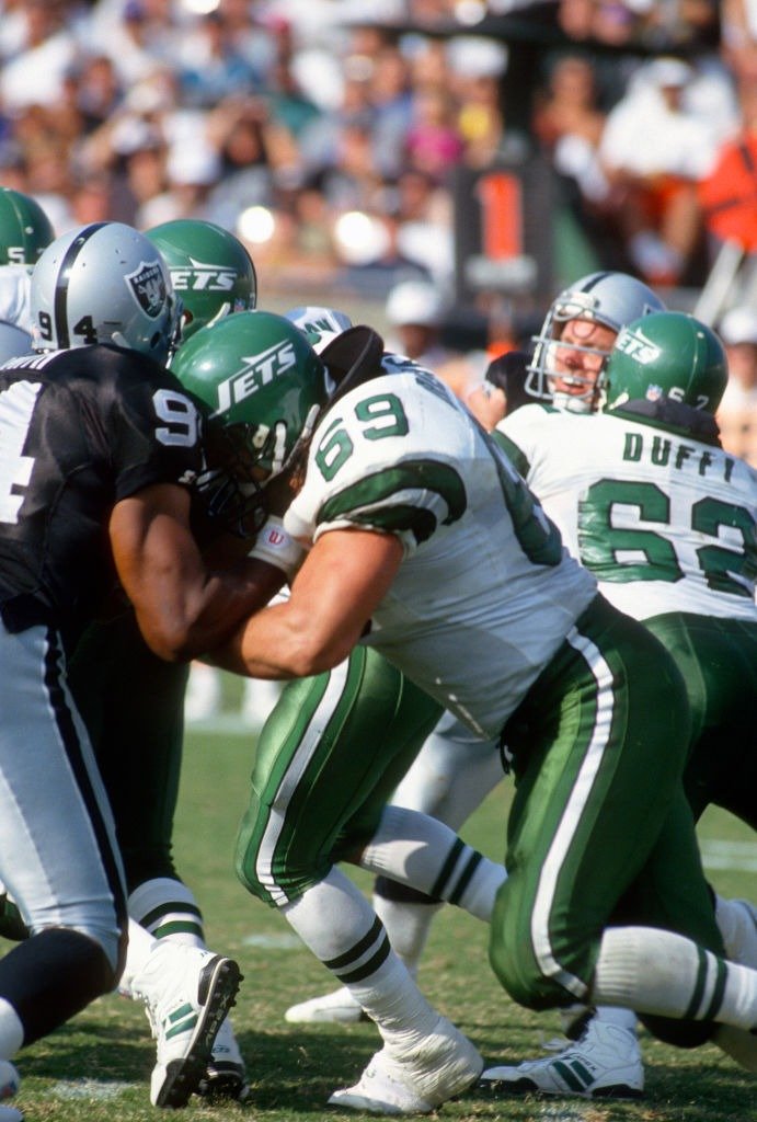 Anthony Smith, #94 of the Los Angeles Raiders, during an NFL football game on October 10, 1993  | Photo: Getty Images